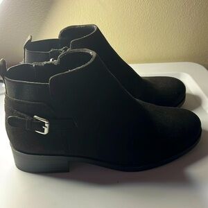 Black boots by Old Navy size 8.